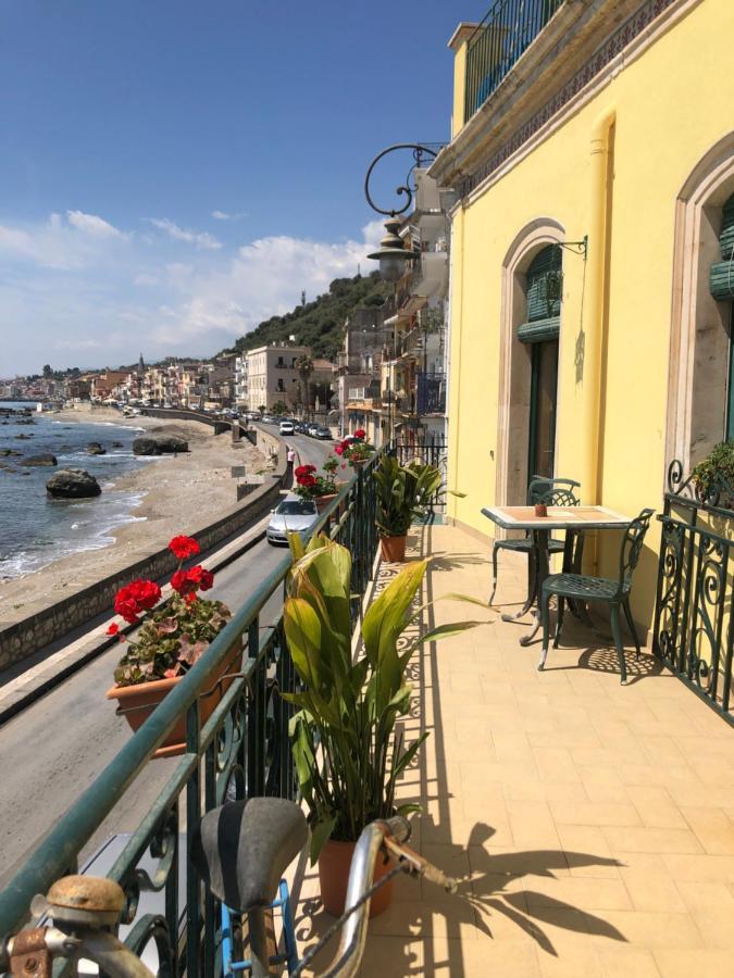 Hostel Beach House Giardini Naxos Dış mekan fotoğraf