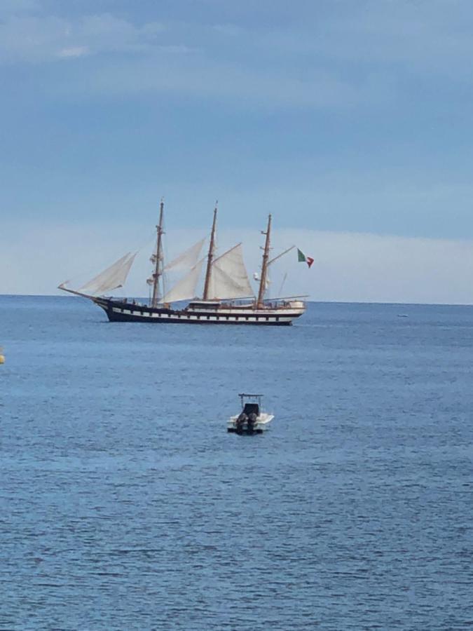 Hostel Beach House Giardini Naxos Dış mekan fotoğraf