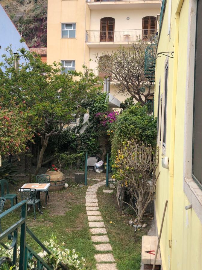Hostel Beach House Giardini Naxos Dış mekan fotoğraf